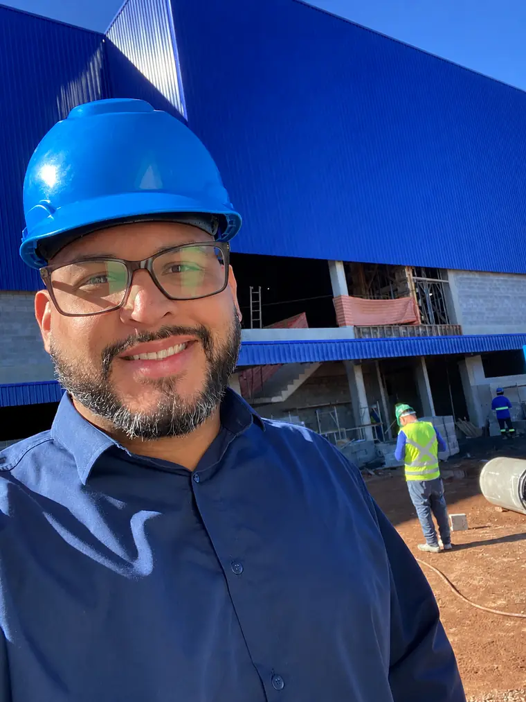 Amilcar Abad, consultor técnico de sistemas construtivos, acompanhando obra de galpão industrial com fechamento metálico em Curitiba
