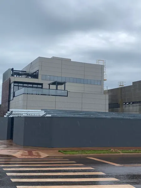 Fachada de edificação industrial concluída com fechamento metálico