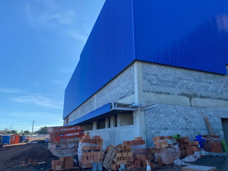 Galpão industrial com fechamento lateral em telha metálica