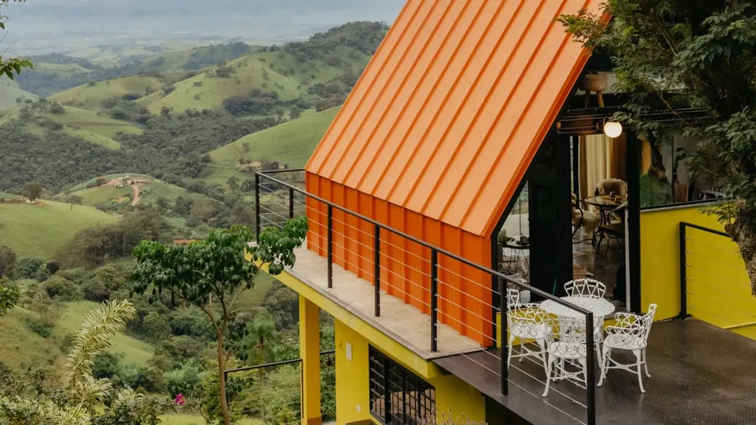 Cobertura metálica colonial em obra residencial