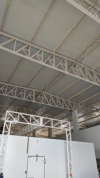 Estrutura metálica e cobertura de galpão industrial