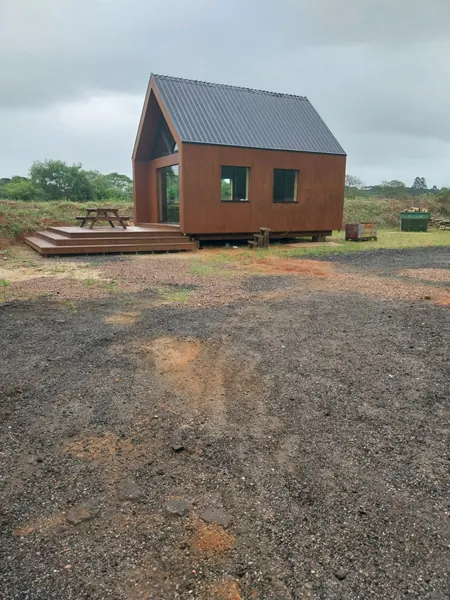 Construção residencial com cobertura metálica