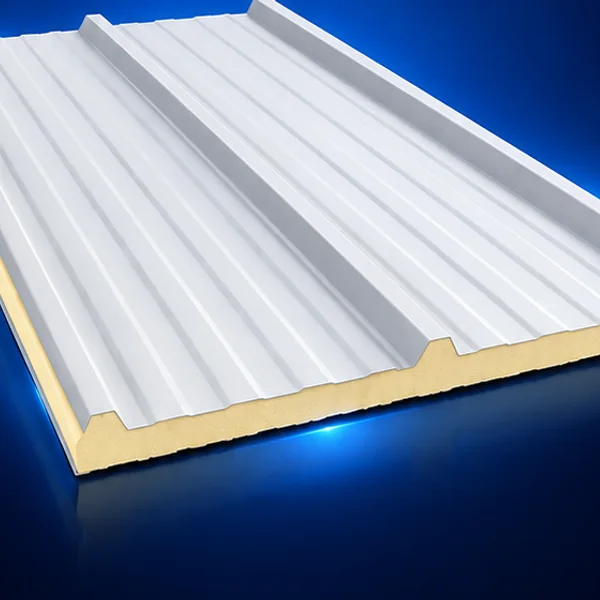 Telha metálica trapezoidal sanduíche com núcleo isolante PIR para cobertura industrial e comercial