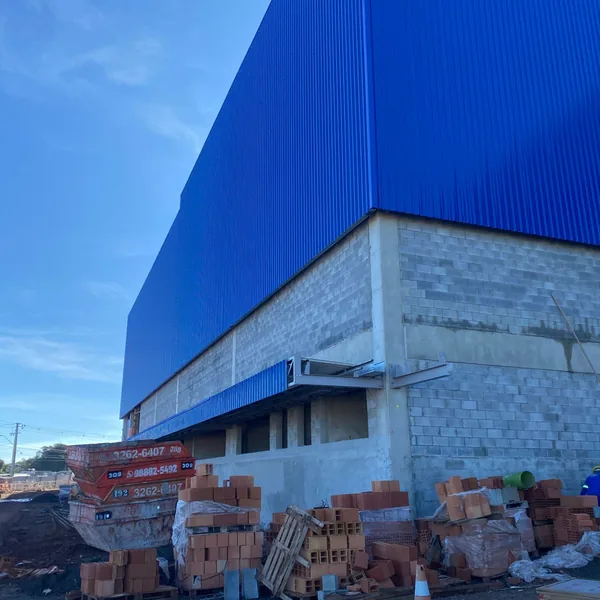 Fechamento lateral de galpão industrial em chapa metálica sobre estrutura em Curitiba